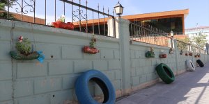 Ağrı'da gönüllü gençlerin çöpten topladıkları atık pet şişeler çiçek saksısına dönüştürülüyor