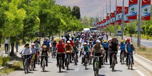 Van'da 200 kişi kuraklığa dikkat çekmek için pedal çevirdi