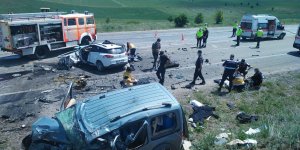 Sivas'ta hafif ticari araç ile otomobil çarpıştı: 9 ölü