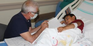 Süt kazanına düşerek yanan çocuk, okuma yazmayı hastanede öğreniyor