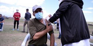 Ardahan Valisi Öner, Kovid-19'a karşı vatandaşları aşı olmaya çağırdı: