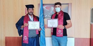 Karslı baba oğul üniversiteden birlikte mezun oldu