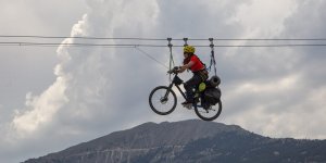 Metrelerce yükseklikte bisikletiyle Zipline yaptı