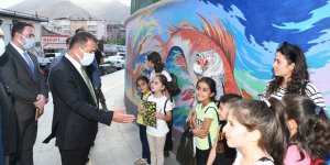 Vali Akbıyık, 20 binin üzerinde kitap dağıttı