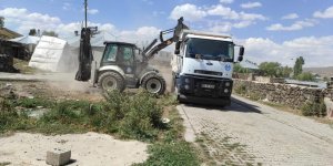 Çaldıran Belediyesi kırsal mahalleleri temizliyor