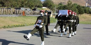 Irak'ın kuzeyindeki Pençe Harekatı bölgesinde şehit olan asker için Hakkari'de tören düzenlendi