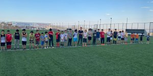 Elazığ'daki yaz spor okulları gençlerin yüzünü güldürüyor