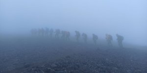 Ağrı Dağı’nda sis içinde kaybolan 5 sporcuya dağcılar ulaştı