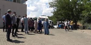 Aşılanma oranının az olduğu Bingöl'de, İl Sağlık Müdürü vatandaşı ikna edip aşı yaptı