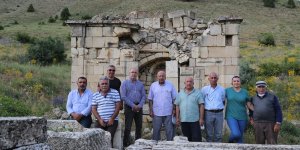 Definecilerin tahrip ettiği tarihi kümbet restore edilerek turizme kazandırılmayı bekliyor