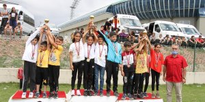 Bayrak yarışları nefes kesti