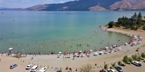 Doğu'nun gizli denizi 'Hazar Gölü' tatilcilerin akınına uğradı