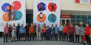 Memleketine madalyayla dönen sporcuya coşkulu karşılama