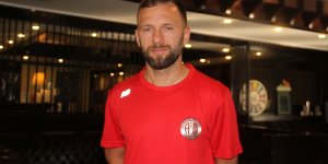 Hakan Özmert: "Antalyaspor forması altında futbolu bırakmak istiyorum"