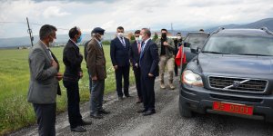 Ardahan köy yollarında sathi kaplama asfalt çalışmaları devam ediyor