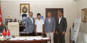 Kaymakam Çelik, LGS'de tam puan alan öğrenciyi ödüllendirdi