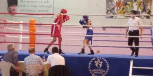 Yıldız boksörler ringde nefes kesti