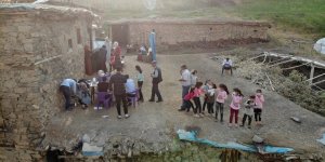 Sağlıkçılar dağ bayır demeden patikaları aşarak aşı yapıyor