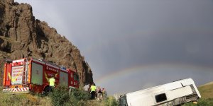 Ağrı'da içinde öğretmenlerin de bulunduğu midibüs devrildi