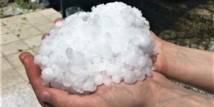 Ceviz büyüklüğünde dolu yağdı, mahsuller zarar gördü