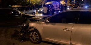 Erzurum'da servis minibüsüyle otomobil çarpıştı: 3 yaralı