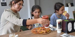 Köy çocukları pizza ile tanıştılar