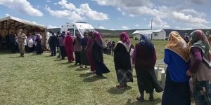 Yaylada metrelerce uzunlukta aşı kuyruğu