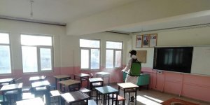Çaldıran Belediyesi okulları dezenfekte ediyor