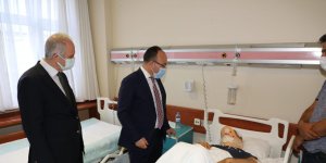 Vali Yırık, trafik kazasında yaralanan Dr. Öğr. Üyesi Dikici ile bir araya geldi
