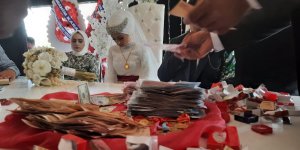 Ağrı'da aşiret düğününde altınlar havada uçtu