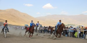 Rahvan at yarışları nefes kesti