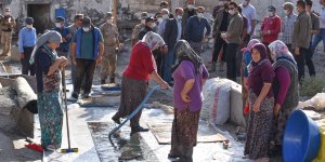 Kars Valisi Türker Öksüz selden etkilenen köyde incelemelerde bulundu