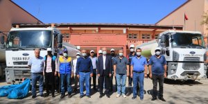 Tuşba Belediyesi okul bahçelerini tazyikli su ile yıkıyor