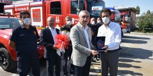 Öğrencilerden yangın kahramanlarına karanfil