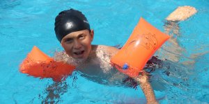 Erzurumlu çocuklar yüzmeyi açık hava yüzme havuzlarında öğreniyor