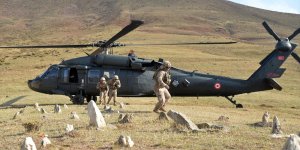 Tunceli'de helikopterler yüksek rakımda bulunan tarihi top parçalarını taşımak için havalandı