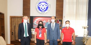 Rektör Levent, dünya üçüncüsü olan güreşçiyi tebrik etti