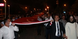 Ahlat'ta 150 metre uzunluğundaki Türk bayrağıyla 'fener alayı'