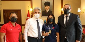 Vali Makas, dünya üçüncüsü olan güreşçiyi tebrik etti