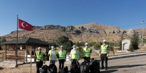 Kaymakam Yılmaz, şehit Fethi Sekin'in kabrini temizledi