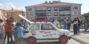 (Özel) Çocukları spora teşvik etmek için süslediği mini otomobille mahalle mahalle geziyor