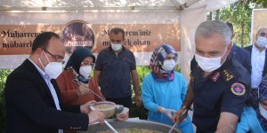 Vali Yırık, konteyner kentte kalan vatandaşlara aşure ikramında bulundu