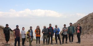 Dağcılar buzul göllerinde doyasıya yüzdü