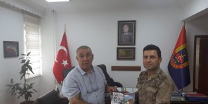 Ünsal, Soykırım ve Yüreğim Erivanda Kaldı romanını Jandarma komutanına hediye etti