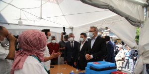 Vali Ekinci, aşı uygulama noktasında vatandaşlarla bir araya geldi