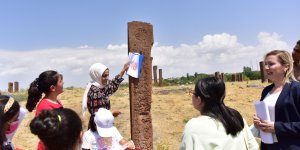 Öğrenciler tarihi mezar taşlarının üzerindeki sembolleri çizdi