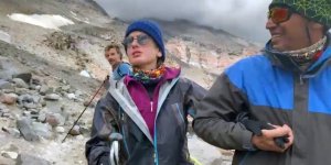 İstanbul’dan Ağrı’ya geldi, tarihe geçti: Melisa Yılmaz Ağrı Dağı’na tırmanan ilk görme engelli kadın oldu