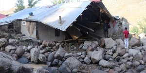 Ağrı'nın Taşlıçay ilçesine bağlı Gözucu köyünde yaşanan selde ev ve ahırlar zarar gördü