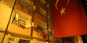 Kahramanmaraş'ta düşen yangın söndürme uçağında hayatını kaybeden pilot Mirzaoğlu'nun baba evi Türk bayraklarıyla donatıldı