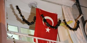 Uçak kazasında hayatını kaybeden pilotun Elazığ’daki babaevine Türk bayrağı asıldı